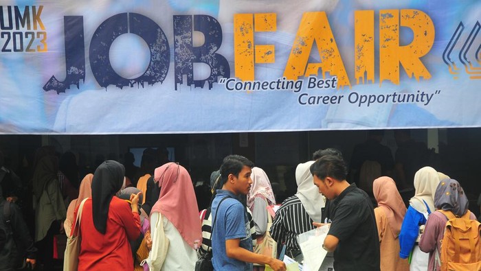 Calon pelamar kerja memindai QR code persyaratan lowongan pekerjaan saat mengunjungi UMK Job Fair 2023 di Universitas Muria Kudus, Kudus, Jawa Tengah, Senin (8/11/2023). Universitas Muria Kudus bersama Dinas Tenaga Kerja Perindustrian Koperasi dan UKM setempat menggelar bursa kerja pada 27-28 November 2023 dengan menghadirkan 23 perusahaan guna memfasilitasi masyarakat mendapatkan pekerjaan serta menjembatani lulusan perguruan tinggi memasuki dunia kerja dan dunia usaha (DIDU). ANTARA FOTO/Yusuf Nugroho/YU *** Local Caption ***