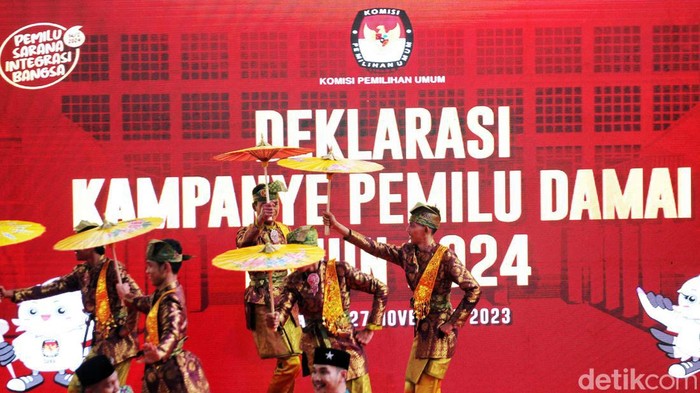 Tiga paslon capres-cawapres 2024 menandatangani Deklarasi Kampanye Pemilu Damai 2024 yang digelar KPU RI. Deklarasi ini juga turut ditandatangani perwakilan parpol peserta Pemilu.