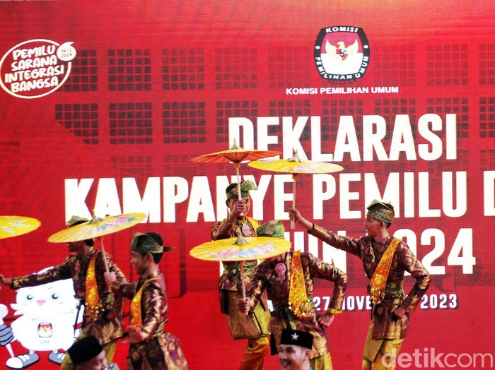 Tiga paslon capres-cawapres 2024 menandatangani Deklarasi Kampanye Pemilu Damai 2024 yang digelar KPU RI. Deklarasi ini juga turut ditandatangani perwakilan parpol peserta Pemilu.