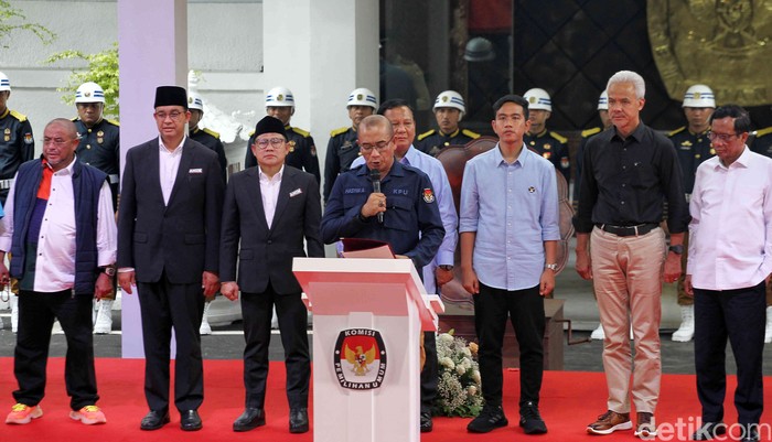 Tiga paslon capres-cawapres 2024 menandatangani Deklarasi Kampanye Pemilu Damai 2024 yang digelar KPU RI, Senin (27/11/2023). Deklarasi ini juga turut ditandatangani perwakilan parpol peserta Pemilu.