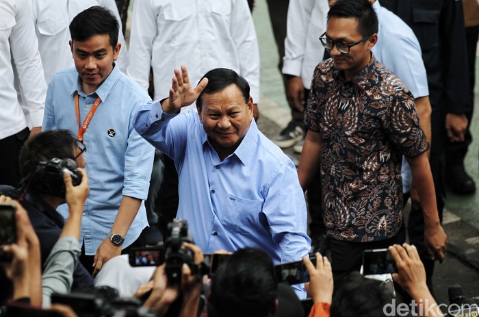 Tiga paslon capres-cawapres 2024 menandatangani Deklarasi Kampanye Pemilu Damai 2024 yang digelar KPU RI, Senin (27/11/2023). Deklarasi ini juga turut ditandatangani perwakilan parpol peserta Pemilu.