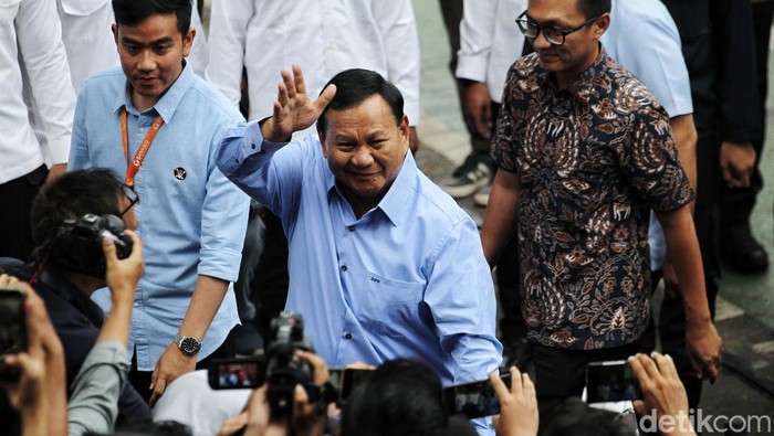 Tiga paslon capres-cawapres 2024 menandatangani Deklarasi Kampanye Pemilu Damai 2024 yang digelar KPU RI, Senin (27/11/2023). Deklarasi ini juga turut ditandatangani perwakilan parpol peserta Pemilu.