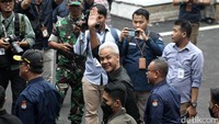 Ganjar Pranowo juga melambaikan tangan kepada pendukungnya.  