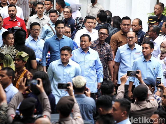 Tiga paslon capres-cawapres 2024 menandatangani Deklarasi Kampanye Pemilu Damai 2024 yang digelar KPU RI, Senin (27/11/2023). Deklarasi ini juga turut ditandatangani perwakilan parpol peserta Pemilu.