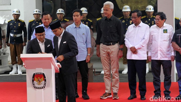 Capres-Cawapres Teken Deklarasi Kampanye Pemilu Damai 2024 Tiga paslon capres-cawapres 2024 menandatangani Deklarasi Kampanye Pemilu Damai 2024 yang digelar KPU RI, Senin (27/11/2023). Deklarasi ini juga turut ditandatangani perwakilan parpol peserta Pemilu.
