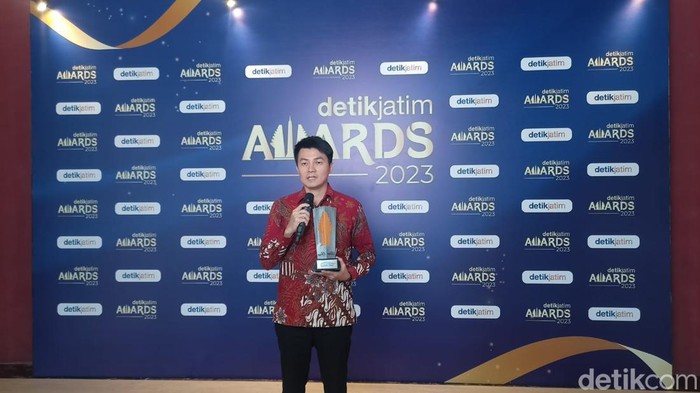 Chandra Astan menerima penghargaan detikJatim Awards