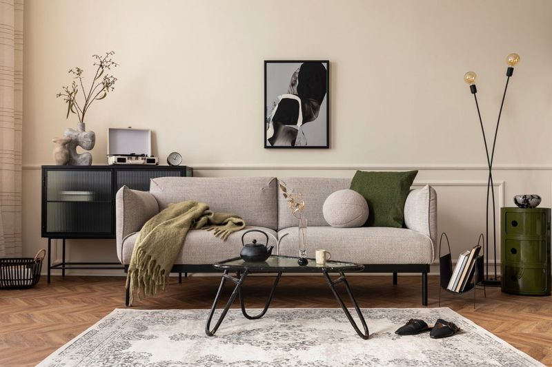 Contoh sofa berwarna abu-abu/Followtheflow/Shutterstock via Business Insider
