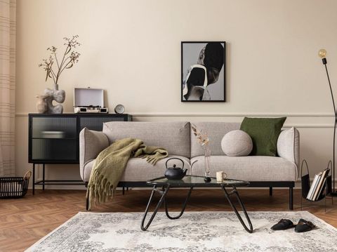 Contoh sofa berwarna abu-abu/Followtheflow/Shutterstock via Business Insider