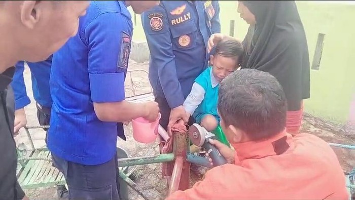 Damkar evakuasi anak TK terjepit mainan