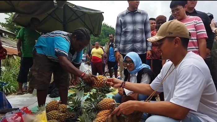 Ketua Umum PSI Kaesang Pangarep mendatangi Pasar Yotefa Awiyo, Abepura, Jayapura. Kaesang membeli sejumlah barang yang dijajakan di pasar tersebut.