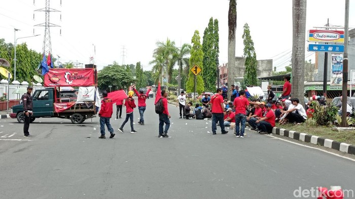 Demo buruh di depan Balai Kota Tasikmalaya memblokir arus lalu lintas di Jalan Letnan Harun.