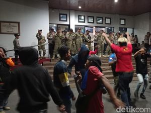 Massa Buruh Masih Bertahan di Balkot Desak Pj Walkot Tasik Naikkan UMK 15%