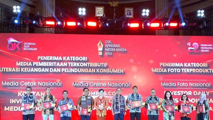 Penghargaan itu diberikan dalam acara OJK Apresiasi Media Massa 2023.