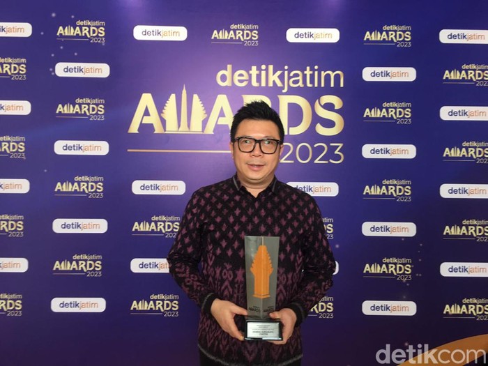 Direktur Honda Surabaya Center Wendy Miharja usai menerima penghargaan detikJatim Awards 2023