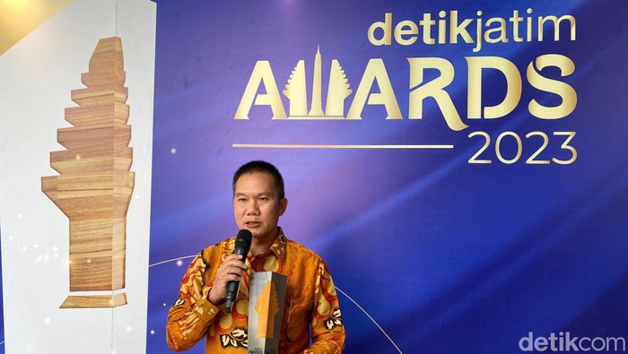 Direktur PT BSI Riyadi Effendi usai menerima penghargaan detikJatim Awards 2023.