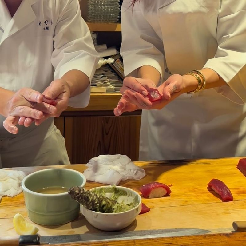 Dua Lipa belajar bikin sushi di Jepang
