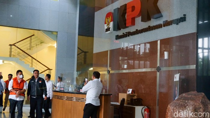 Ekspresi Bupati Muna Ditahan KPK di Kasus Suap Dana PEN