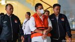 Ekspresi Bupati Muna Ditahan KPK di Kasus Suap Dana PEN