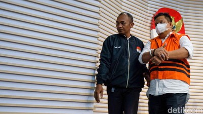Ekspresi Bupati Muna Ditahan KPK di Kasus Suap Dana PEN
