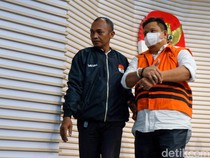 Ekspresi Bupati Muna Ditahan KPK di Kasus Suap Dana PEN