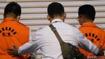 Ekspresi Bupati Muna Ditahan KPK di Kasus Suap Dana PEN