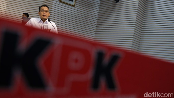 Ekspresi Bupati Muna Ditahan KPK di Kasus Suap Dana PEN Ekspresi Bupati Muna Ditahan KPK di Kasus Suap Dana PEN