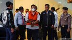 Ekspresi Bupati Muna Ditahan KPK di Kasus Suap Dana PEN