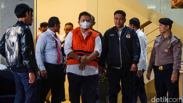 Ekspresi Bupati Muna Ditahan KPK di Kasus Suap Dana PEN