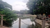 Kawasan ini cukup luas dengan fasilitas yang lengkap. Ada Embung Learning Center yang biasanya digunakan untuk aktivitas studi, panggung pertunjukan, dan mushola yang juga menyediakan toilet.  