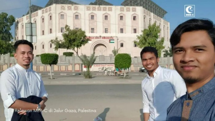Fikri Rofiul Haq [kiri], Reza Aldilla Kurniawan and Farid Zazabil Al Ayubi