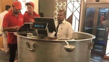 Apakah tidak ada tempat yang lebih baik untuk resepsionis ini? Foto: Bored Panda