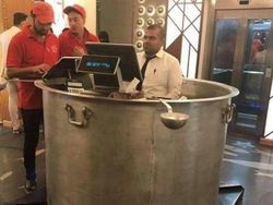 Deretan Foto Absurd yang Bikin Bingung Sendiri