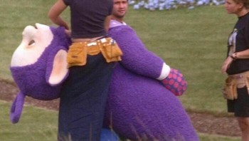 Manusia di balik Teletubbies. Foto: Bored Panda