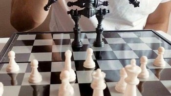 Ini adalah bidak catur superhero. Foto: Bored Panda