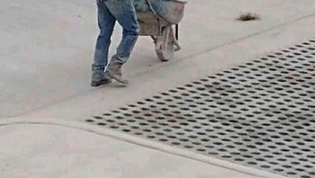 Spiderman sekarang bekerja sebagai tukang bangunan. Foto: Bored Panda