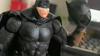 Ternyata seperti ini bentuk kepala Batman. Foto: Bored Panda