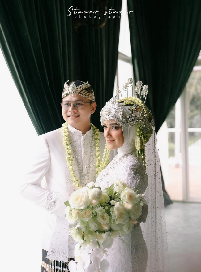 Rina menyebutkan tantangan agar riasan Nadya bisa terlihat pangling. Yang jadi challenge menurut aku karena Nadya dasarnya udah cantik minimal aku harus bisa mempertahankan kecantikannya tanpa mengubah dia jadi orang yang berbeda dan untuk bagian alis karena alisnya Nadya tebel banget dan hitam pekat, aku cuma rapihin dikit bagian bawahnya tanpa banyak merubah bentuk asli alisnya Nadya, pungkasnya. Foto: Dok. Instagram @nadyamustikarahayu.