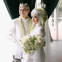 Rina menyebutkan tantangan agar riasan Nadya bisa terlihat pangling. Yang jadi challenge menurut aku karena Nadya dasarnya udah cantik minimal aku harus bisa mempertahankan kecantikannya tanpa mengubah dia jadi orang yang berbeda dan untuk bagian alis karena alisnya Nadya tebel banget dan hitam pekat, aku cuma rapihin dikit bagian bawahnya tanpa banyak merubah bentuk asli alisnya Nadya, pungkasnya. Foto: Dok. Instagram @nadyamustikarahayu.