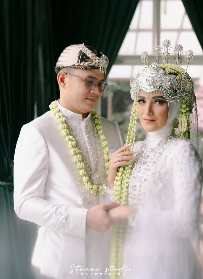 Rina mengungkapkan Nadya tak ada permintaan khusus untuk makeup saat hari bahagianya. Sebenarnya dari Nadya sendiri masrahin untuk makeupnya. Cuma dia minta Request untuk lipstik sesuai dengan bentuk bibir tidak yang overlips, ungkap Rina kepada Wolipop, Senin (27/11/2023). Foto: Dok. Instagram @nadyamustikarahayu.