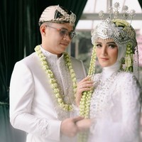 Rina mengungkapkan Nadya tak ada permintaan khusus untuk makeup saat hari bahagianya. Sebenarnya dari Nadya sendiri masrahin untuk makeupnya. Cuma dia minta Request untuk lipstik sesuai dengan bentuk bibir tidak yang overlips, ungkap Rina kepada Wolipop, Senin (27/11/2023). Foto: Dok. Instagram @nadyamustikarahayu.