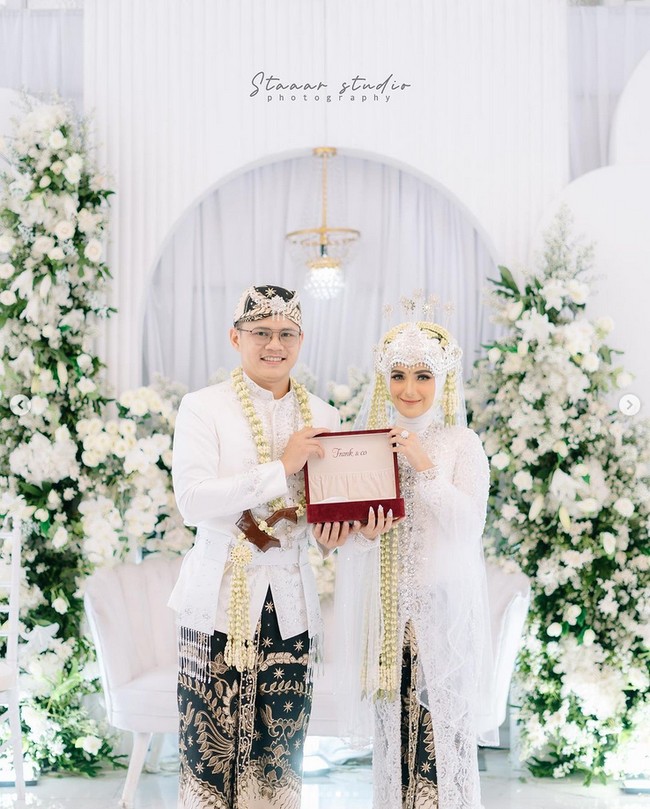 Sebelum resmi menikah, Nadya Mustika dan Iqbal Fitrah Rosadi sudah mengunggah pas foto dengan latar belakang biru. Foto: Dok. Instagram @nadyamustikarahayu.