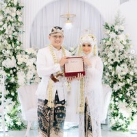 Sebelum resmi menikah, Nadya Mustika dan Iqbal Fitrah Rosadi sudah mengunggah pas foto dengan latar belakang biru. Foto: Dok. Instagram @nadyamustikarahayu.