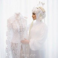 Menikah untuk yang kedua kalinya, Nadya mengaku bersyukur karena bisa menikah dengan Iqbal. Alhamdulillah SAH! Minta doa2 baiknya ya temen2 semuanya buat aku, suami dan syaki🤍, tulis Nadya di akun Instagramnya. Foto: Dok. Instagram @nadyamustikarahayu.