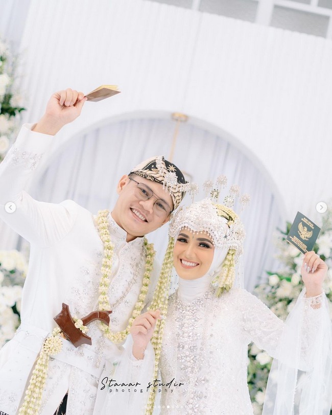 Mantan istri Rizki DA, selebgram hijab Nadya Mustika Rahayu menikah dengan Iqbal Fitrah Rosadi di Gedong Putih, Bandung, Jawa Barat, pada Jumat (24/11/2023). Diketahui, Iqbal Fitrah Rosadi adalah adik ipar dari Larissa Chou. Setelah bercerai dengan Rizki DA, Nadya Mustika menjadi influencer dan dekat dengan Larissa Chou.  Foto: Dok. Instagram @nadyamustikarahayu.