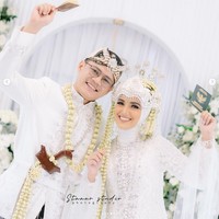 Mantan istri Rizki DA, selebgram hijab Nadya Mustika Rahayu menikah dengan Iqbal Fitrah Rosadi di Gedong Putih, Bandung, Jawa Barat, pada Jumat (24/11/2023). Diketahui, Iqbal Fitrah Rosadi adalah adik ipar dari Larissa Chou. Setelah bercerai dengan Rizki DA, Nadya Mustika menjadi influencer dan dekat dengan Larissa Chou.  Foto: Dok. Instagram @nadyamustikarahayu.