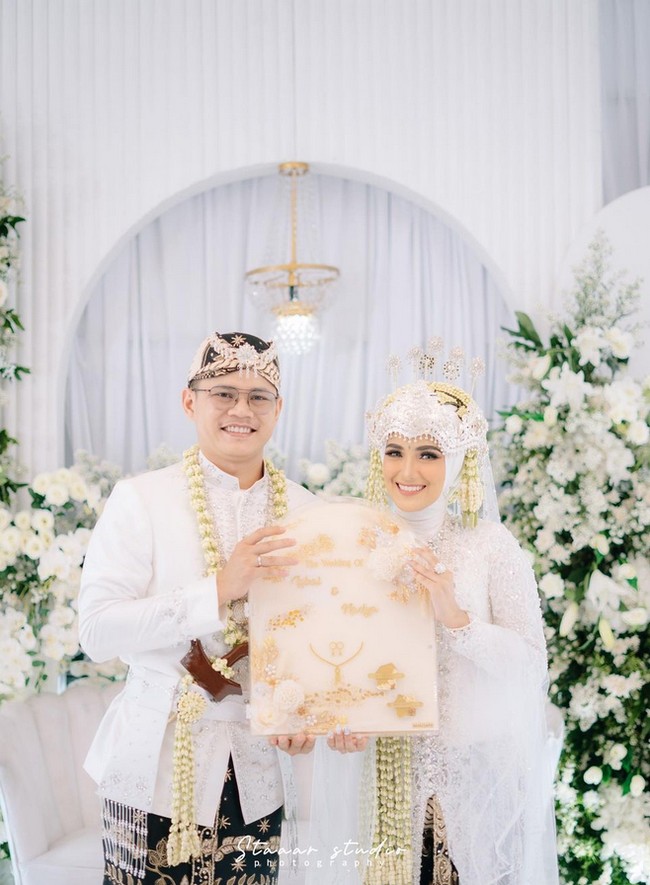 Nadya mengunggah foto-foto pernikahan di akun Instagram pribadinya @nadyamustikarahayu. Wanita kelahiran Bandung, 16 November 2000 ini terlihat cantik saat mengenakan kebaya serba putih dilengkapi dengan Siger Sunda.  Foto: Dok. Instagram @nadyamustikarahayu.