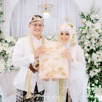 Nadya mengunggah foto-foto pernikahan di akun Instagram pribadinya @nadyamustikarahayu. Wanita kelahiran Bandung, 16 November 2000 ini terlihat cantik saat mengenakan kebaya serba putih dilengkapi dengan Siger Sunda.  Foto: Dok. Instagram @nadyamustikarahayu.