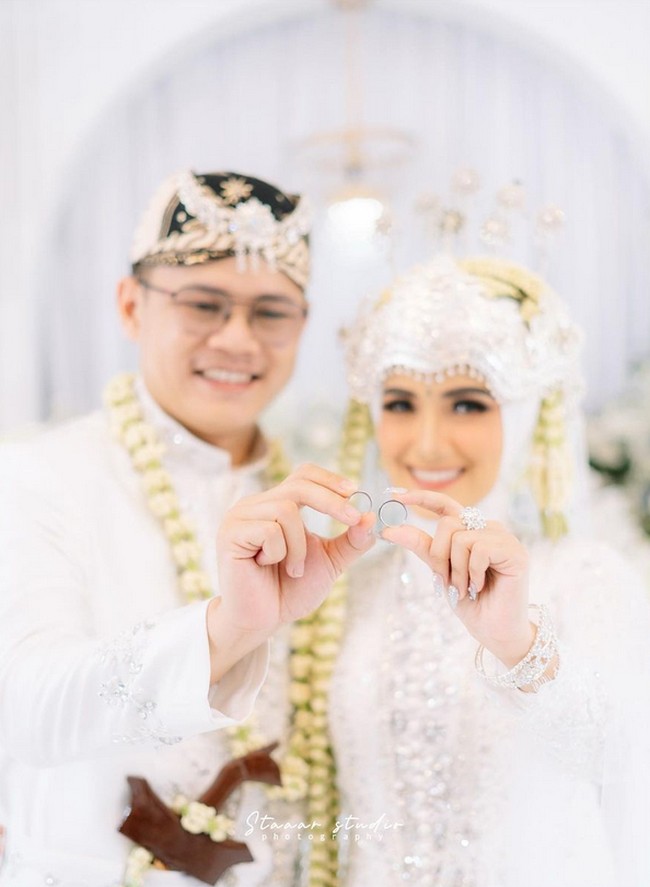 Diketahui, Iqbal Fitrah Rosadi adalah adik ipar dari Larissa Chou. Setelah bercerai dengan Rizki DA, Nadya Mustika menjadi influencer dan dekat dengan Larissa.  Foto: Dok. Instagram @nadyamustikarahayu.