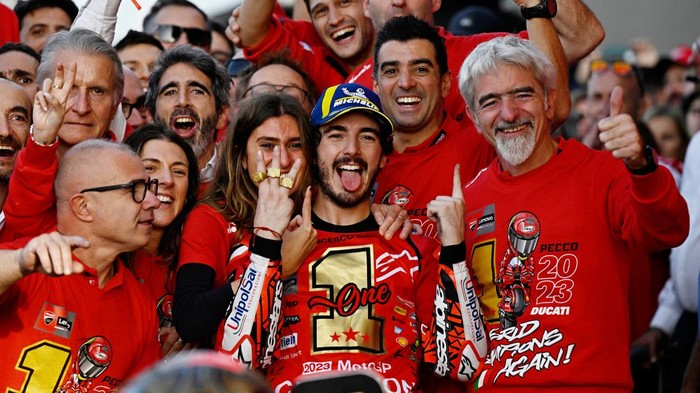 Motorcycling - MotoGP - Valencia Grand Prix - Circuit Recardo Tormo, Valencia, Spain - November 26, 2023 Ducati Lenovo Teams Francesco Bagnaia with team members celebrate after winning the MotoGP World Championship REUTERS/Pablo Morano