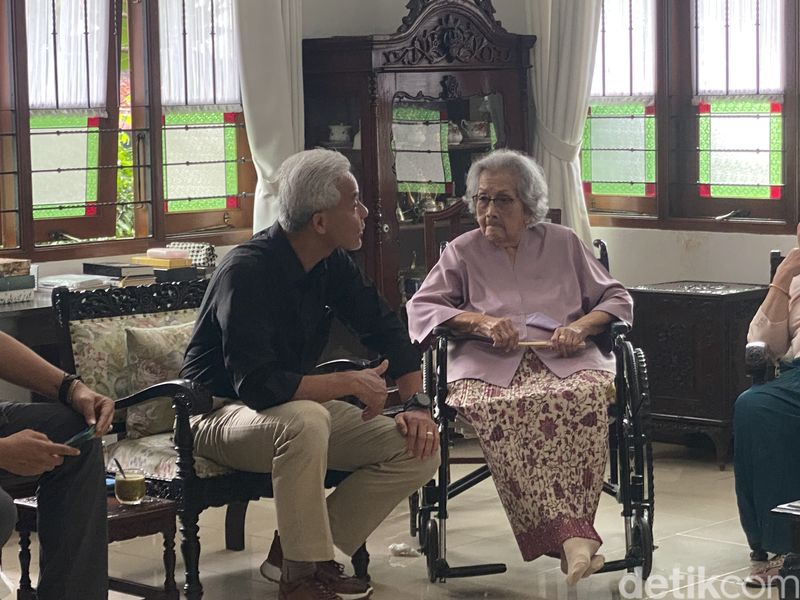 Ganjar Pranowo mengunjungi istri Jenderal Hoegeng Iman Santoso, Meriyati, di Kota Depok, 27 November 2023. (Devi Puspitasari/detikcom)